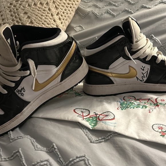 Jordan 1 Mid Signed by the Savannah Bananas Size 7 - Picture 3 of 4